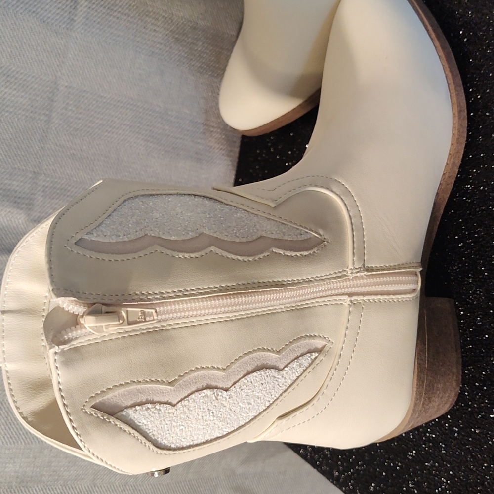 Madden NYC Boots - Picture 5 of 9